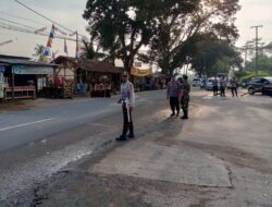 Polsek Pabuaran Polresta Serkot Laksanakan Pengaturan Pagi di Depan Kampus 