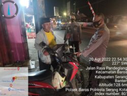 Sambangi Warga Saat Patroli Malam, Anggota Polsek Baros Polres Serkot Berikan Himbauan Kamtibmas