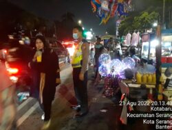Personel Polsek Serang Polresta Serkot Gelar Pengaturan Arus Lalulintas di Alun-alun Kota Serang