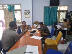 Bhabinkamtibmas melaksanakan sambang Desa dan silahturahmi kepada Kepala Desa,Sekdes,dan Staf Desa Teluk Terate.