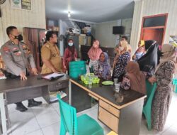 Bhabinkamtibmas melaksanakan sambang Desa dan silahturahmi kepada Kepala Desa dan warga Desa Terate.