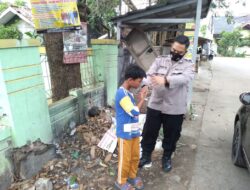 Bhabinkamtibmas Polsek Kramatwatu Polresta Serkot sambang dan memberikan sedikit rizkinya kepada anak yatim di desa binaannya