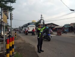 Pantau Arus Lalin, Polsek Kramatwatu Polresta Serkot anggota lantas Pengaturan Pagi
