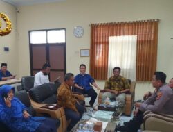 Personil Polsek Cipocok Jaya Polresta Serkot Guyup Rukun di Kelurahan Penancangan