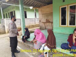 Kanit Binmas Polsek Ciomas Polresta Serkot Sambangi Ibu-Ibu Untuk Imbau Bijak dalam Menggunakan Media Sosial