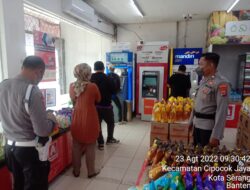 Anggota Binmas Polsek Cipocok Jaya Polresta Serkot Cek Harga Minyak Goreng.