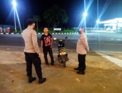 Dengan Humanis, Anggota Polsek Baros Tegur Pengendara Motor yang Tidak Menggunakan Helm