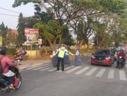 Anggota Lantas Polsek Taktakan Polresta Serkot Laksanakan Pengaturan Arus