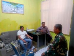 Personil Polsek Taktakan Polres Serkot Bersama Babinsa Berbincang dengan Warga