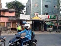 Anggota Polsek Serang Polresta Serkot Urai Kemacetan Pagi Hari di Simpang Tiga Kebaharan