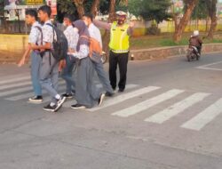 Anggota Lantas Polsek Taktakan Polresta Serkot Gatur di Depan SMAN 3