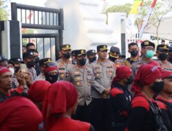 Kapolresta Serkot Mengucapkan Terimakasih Kepada Aksi Buruh Yang Telah Melakukan Aksi Unjuk Rasa di Kp3b Berjalan dengan aman dan tertib