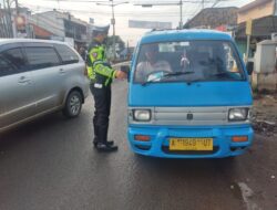 Jaga Keamanan Lalu Lintas di Pagi Hari, Anggota Lantas Polsek Kramatwatu Polresta Serkot Lakukan Pengaturan