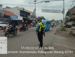 Pantau Arus Lalin di Pagi Hari, Anggota Lantas Polsek Kramatwatu Polresta Serkot Laksanakan Pengaturan Lalu Lintas