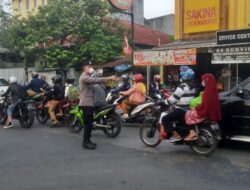 Personel Polsek Serang Polresta Serkot Cegah Kemacetan di Pagi Hari