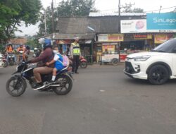 Kanit Lantas Polsek Serang Polres Serkot Bersama Anggota Urai Kemacetan di Jalan Maualana Hasanduin