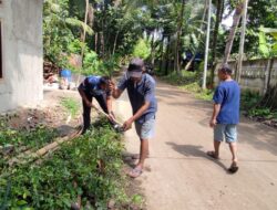 Bhabinkamtibmas Polsek Baros Polresta Serkot Laksanakan Gotong Royong Di Desa Curug Agung