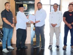 Camat Malingping Serahkan Berkas Aspirasi Warga Desa Malingping Utara Kepada Bupati Lebak Untuk Perbaikan Jalan