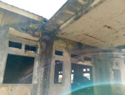 Kurang Perencanaan Yang Matang Banguna Kantor Desa Kadupandak Mangkrak Ditumbuhi Rumput Liar