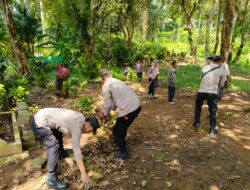 Jelang HUT Bhayangkara Ke-79 Polsek Bojongmanik Polres Lebak Kerja Bakti Bersih-Bersih Di TPU Bojongmanik