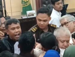 Permohonan Ditolak, Pendukung Charlie Chandra Ricuh Usai Putusan Sidang
