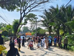 Warga Turun Kejalan Melakukan Unjukrasa Ke Galian Tambang Pasir Di Cimarga