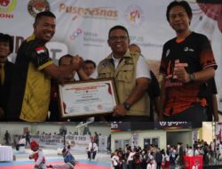 Sekretaris Dinas Pemuda dan Olahraga Provinsi Banten Nanang Sutisna didampingi Ketua Panitia LTPI 2025, Juli Prihatmoko menyerahkan sertifikat penghargaan peserta terbanyak
