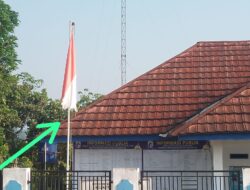 Miris Bendera Merah Putih Rusak & Robek Berkibar di Halaman Kantor Desa Bojongmanik
