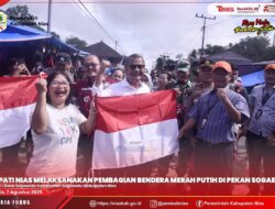 BUPATI NIAS PIMPIN PEMBAGIAN BENDERA MERAH PUTIH DI PEKAN SOGAEADU