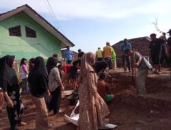 Pemuda Desa Pasirnangka Kembali Gotong Royong di Halaman Sekolah SDN 1