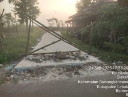 Jalan Usaha Tani Di Desa Ciakar Kecamatan Gunung kencana Di Portal Oleh Salah Satu Warga Akibat Belum Dibayar, Pelaksana