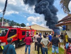 Gudang Penyimpanan Karet Milik PT Cipanyusuhan Pasir Pari Cimarga Kebakaran Besar