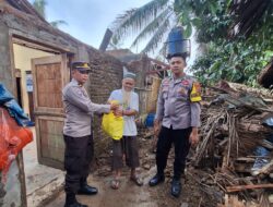 Rumah roboh akibat puting beliung, Kapolsek Labuan dan Jajaran cepat tanggap memberikan bantuan