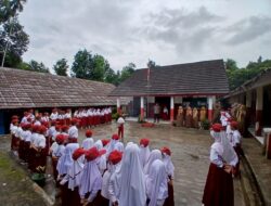 Sambangi SDN 1 Banyumekar, Kapolsek Labuan menjadi Pembina Upacara