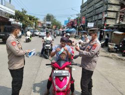 Polsek Labuan kembali Bagikan Masker di Tengah Ancaman Abu Vulkanik Anak Krakatau, Kapolsek: Kehadiran Polri untuk Melindungi Masyarakat
